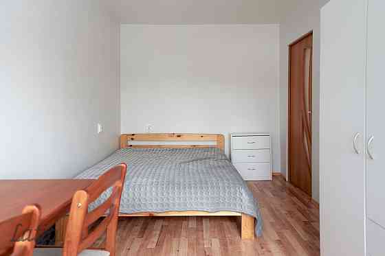 Tiek izīrēts dzīvoklis : divas izolētas istabas, balkons, 2 vannas istabas. 
Gaišs, ziemā silts. Māj Рига