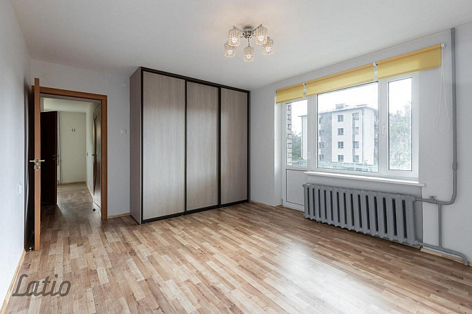 Tiek izīrēts dzīvoklis : divas izolētas istabas, balkons, 2 vannas istabas. 
Gaišs, ziemā silts. Māj Рига - изображение 2