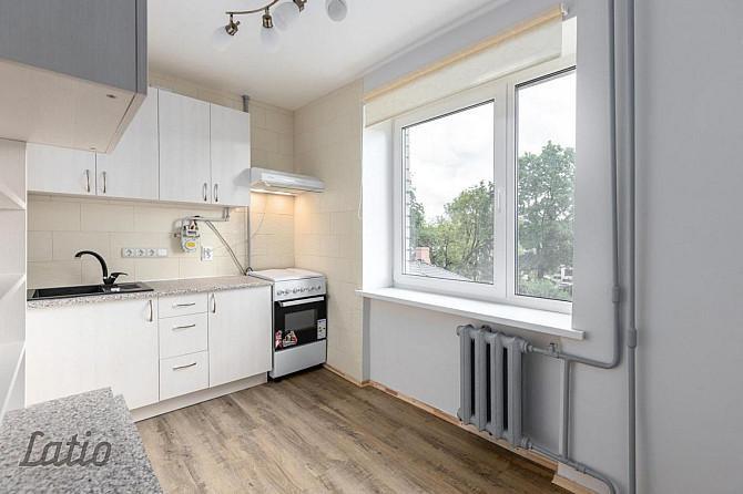 Tiek izīrēts dzīvoklis : divas izolētas istabas, balkons, 2 vannas istabas. 
Gaišs, ziemā silts. Māj Рига - изображение 1