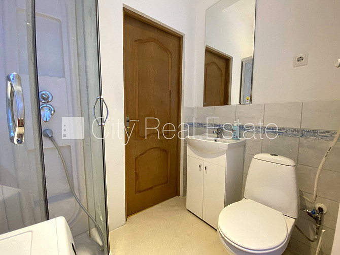 Pagalma māja, vieta automašīnai, ieeja no pagalma, studio tipa, virtuve apvienota ar viesistabu, Rīga - foto 10