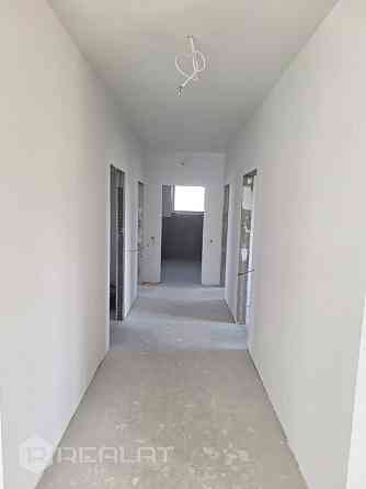 Tiek pārdota vienstāvīga jaunbūve ar balto apdari.  Dzīvojamā platība 146 m2. Viesistaba ar virtuvi  Елгава и Елгавский край