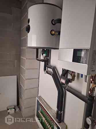 Tiek pārdota vienstāvīga jaunbūve ar balto apdari.  Dzīvojamā platība 146 m2. Viesistaba ar virtuvi  Елгава и Елгавский край