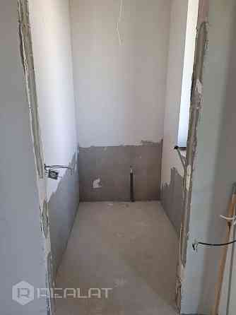 Tiek pārdota vienstāvīga jaunbūve ar balto apdari.  Dzīvojamā platība 146 m2. Viesistaba ar virtuvi  Елгава и Елгавский край