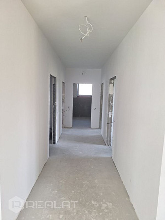 Tiek pārdota vienstāvīga jaunbūve ar balto apdari.  Dzīvojamā platība 146 m2. Viesistaba ar virtuvi  Елгава и Елгавский край - изображение 1