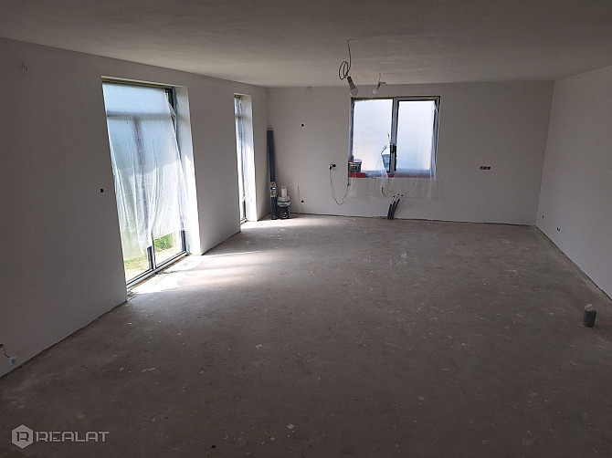 Tiek pārdota vienstāvīga jaunbūve ar balto apdari.  Dzīvojamā platība 146 m2. Viesistaba ar virtuvi  Елгава и Елгавский край - изображение 8