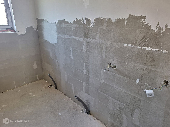 Tiek pārdota vienstāvīga jaunbūve ar balto apdari.  Dzīvojamā platība 146 m2. Viesistaba ar virtuvi  Елгава и Елгавский край - изображение 9