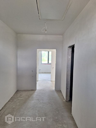 Tiek pārdota vienstāvīga jaunbūve ar balto apdari.  Dzīvojamā platība 146 m2. Viesistaba ar virtuvi  Елгава и Елгавский край - изображение 4