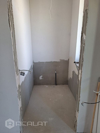 Tiek pārdota vienstāvīga jaunbūve ar balto apdari.  Dzīvojamā platība 146 m2. Viesistaba ar virtuvi  Елгава и Елгавский край - изображение 5