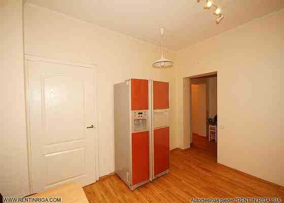 Kвартира с двумя спальнями, просторной жилой комнатой, кухней и двумя санузлами Рига