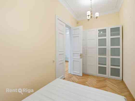 Skaists 3 istabu dzīvoklis renovētā pirmskara ēkā prestižajā Alberta ielā, Rīgas Klusajā centrā.  Al Rīga