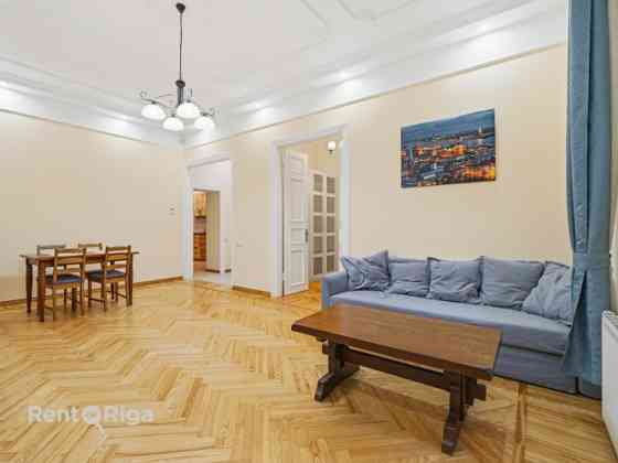 Skaists 3 istabu dzīvoklis renovētā pirmskara ēkā prestižajā Alberta ielā, Rīgas Klusajā centrā.  Al Rīga