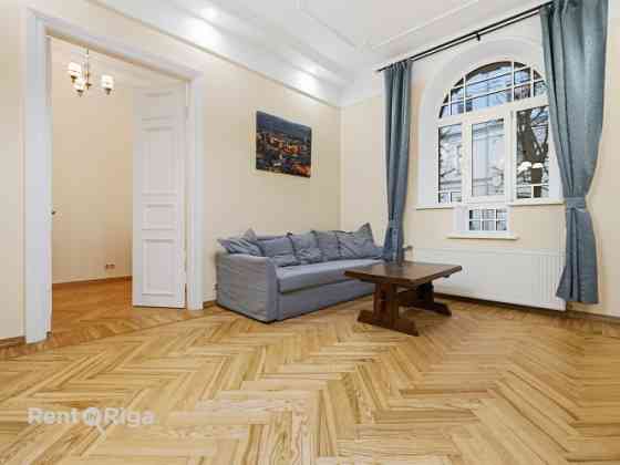 Skaists 3 istabu dzīvoklis renovētā pirmskara ēkā prestižajā Alberta ielā, Rīgas Klusajā centrā.  Al Rīga