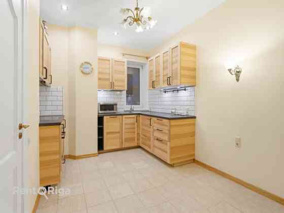 Skaists 3 istabu dzīvoklis renovētā pirmskara ēkā prestižajā Alberta ielā, Rīgas Klusajā centrā.  Al Rīga