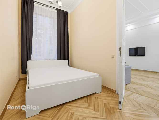 Skaists 3 istabu dzīvoklis renovētā pirmskara ēkā prestižajā Alberta ielā, Rīgas Klusajā Rīga - foto 4