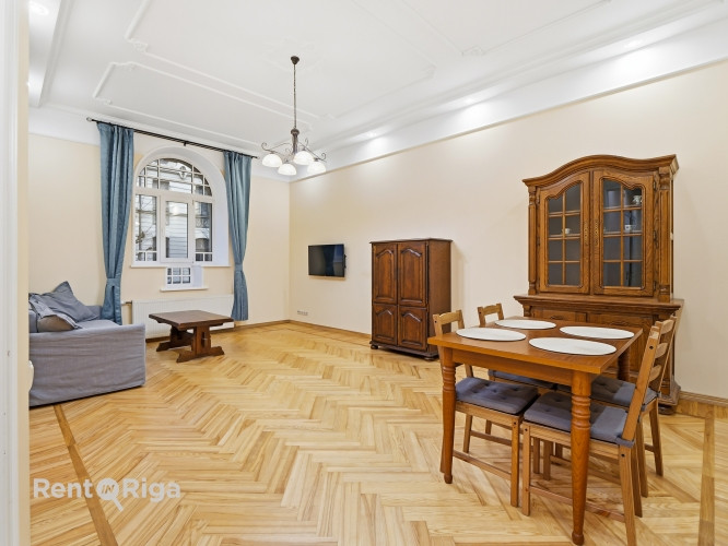 Skaists 3 istabu dzīvoklis renovētā pirmskara ēkā prestižajā Alberta ielā, Rīgas Klusajā Rīga - foto 1