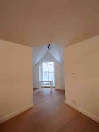 Izīrē plašu un elegantu mansarda dzīvokli ekskluzīvā vietā  Ogļu ielā 30, Rīgā.  Piedāvājumā unikāls Рига