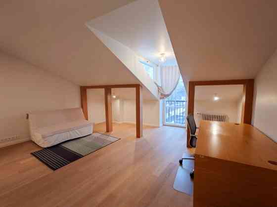 Izīrē plašu un elegantu mansarda dzīvokli ekskluzīvā vietā  Ogļu ielā 30, Rīgā.  Piedāvājumā unikāls Рига