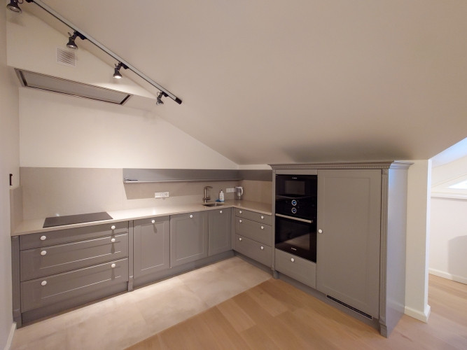 Izīrē plašu un elegantu mansarda dzīvokli ekskluzīvā vietā  Ogļu ielā 30, Rīgā.  Piedāvājumā unikāls Рига - изображение 3