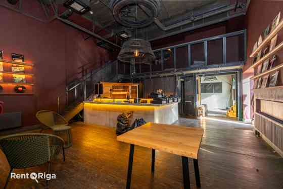 Bijušās kluba Nemiers telpas ar iekšējo balkonu un terasi.  Telpas sastāv no vienas lielas zāles. Pa Рига