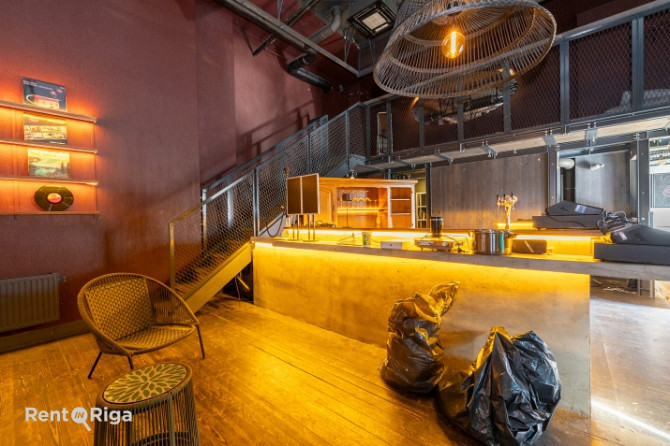 Bijušās kluba Nemiers telpas ar iekšējo balkonu un terasi.  Telpas sastāv no vienas lielas zāles. Pa Рига - изображение 5