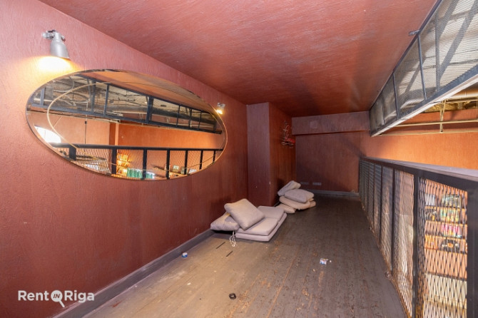 Bijušās kluba Nemiers telpas ar iekšējo balkonu un terasi.  Telpas sastāv no vienas lielas zāles. Pa Рига - изображение 8