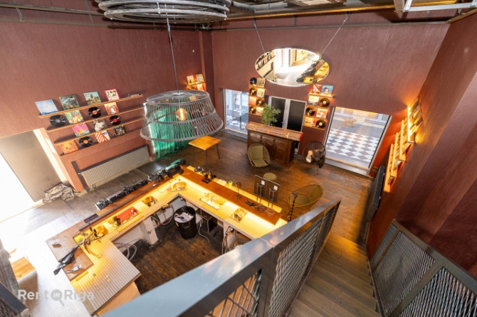 Bijušās kluba Nemiers telpas ar iekšējo balkonu un terasi.  Telpas sastāv no vienas lielas zāles. Pa Рига - изображение 2