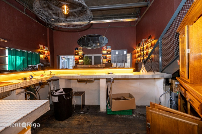 Bijušās kluba Nemiers telpas ar iekšējo balkonu un terasi.  Telpas sastāv no vienas lielas zāles. Pa Рига - изображение 9