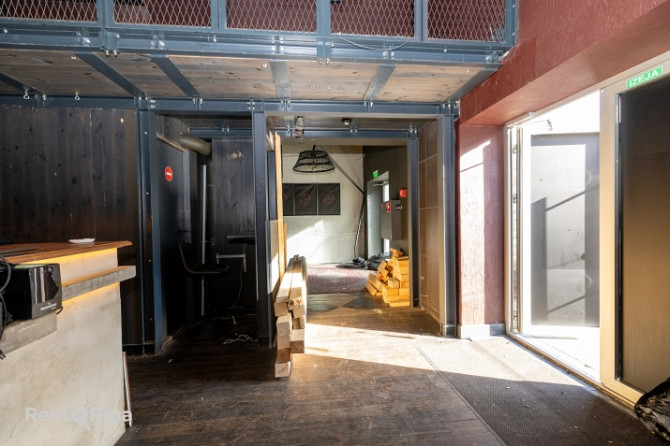 Bijušās kluba Nemiers telpas ar iekšējo balkonu un terasi.  Telpas sastāv no vienas lielas zāles. Pa Рига - изображение 3