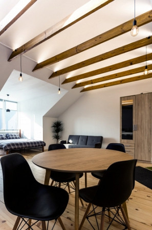 Piedāvājumā dzīvoklis ar izcilu lokāciju pašā Rīgas vēsturiskās daļas sirdī! Pretī Rīga - foto 1