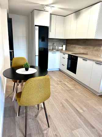 Tiek izīrēts gaišs un plašs studio tipa dzīvoklis 12 stāvu modernajā projektā. Mājas teritorijā... Рига