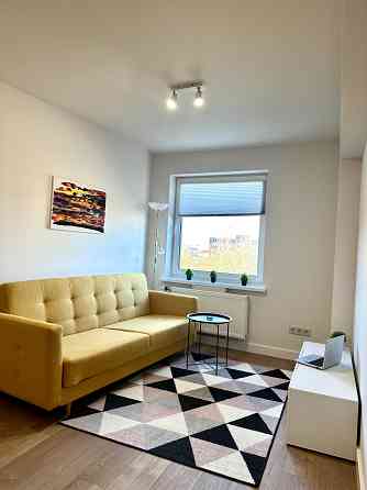 Tiek izīrēts gaišs un plašs studio tipa dzīvoklis 12 stāvu modernajā projektā. Mājas teritorijā... Рига