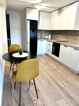 Tiek izīrēts gaišs un plašs studio tipa dzīvoklis 12 stāvu modernajā projektā. Mājas teritorijā... Рига - изображение 1