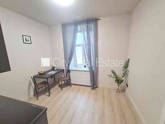 Здание во дворе, реновированный дом, закрытый двор, вход с улицы и со двора, Рига