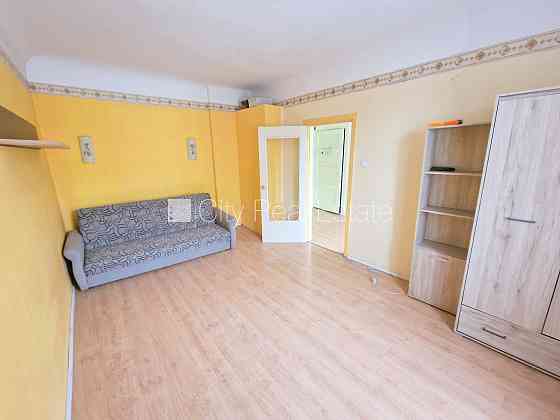 Фасадный дом, вход с улицы, лестничная клетка после косметического ремонта, окна Рига