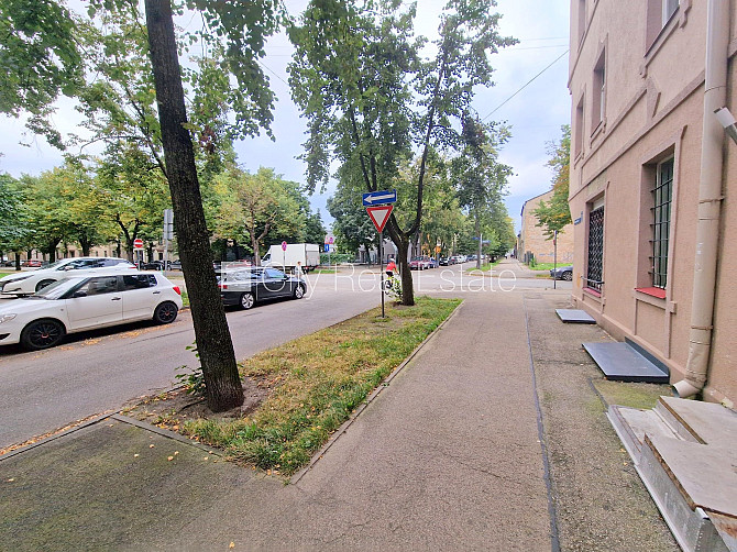 Fasādes māja, ieeja no ielas, kāpņu telpa pēc kosmētiskā remonta, logi vērsti uz pagalma Rīga - foto 18