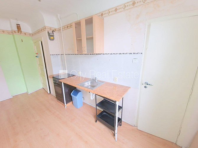 Fasādes māja, ieeja no ielas, kāpņu telpa pēc kosmētiskā remonta, logi vērsti uz pagalma Rīga - foto 9