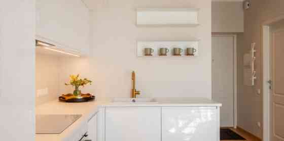 Izīrē gaišu un mājīgu studio tipa dzīvokli ar burvīgu balkonu Rīgas centrā.  Šis stilīgais, pilnībā  Рига