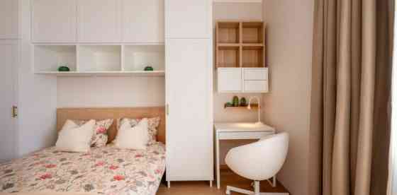 Izīrē gaišu un mājīgu studio tipa dzīvokli ar burvīgu balkonu Rīgas centrā.  Šis stilīgais, pilnībā  Рига