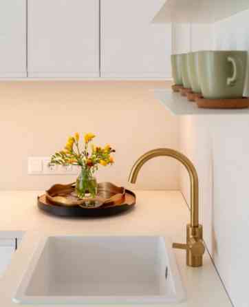 Izīrē gaišu un mājīgu studio tipa dzīvokli ar burvīgu balkonu Rīgas centrā.  Šis stilīgais, pilnībā  Рига