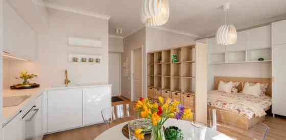 Izīrē gaišu un mājīgu studio tipa dzīvokli ar burvīgu balkonu Rīgas centrā.  Šis stilīgais, pilnībā  Рига