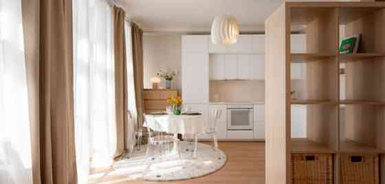 Izīrē gaišu un mājīgu studio tipa dzīvokli ar burvīgu balkonu Rīgas centrā.  Šis stilīgais, pilnībā  Рига