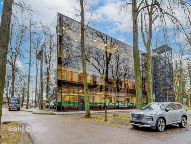 Biroja telpas zaļā un labiekārtotā, slēgtā teritorijā.  - Nomas maksā iekļautas 4 Rīga - foto 10