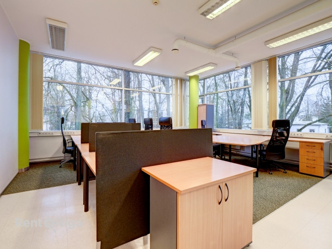 Biroja telpas zaļā un labiekārtotā, slēgtā teritorijā.  - Nomas maksā iekļautas 4 Rīga - foto 14
