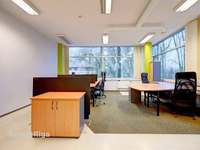 Biroja telpas zaļā un labiekārtotā, slēgtā teritorijā.  - Nomas maksā iekļautas 4 Rīga - foto 12