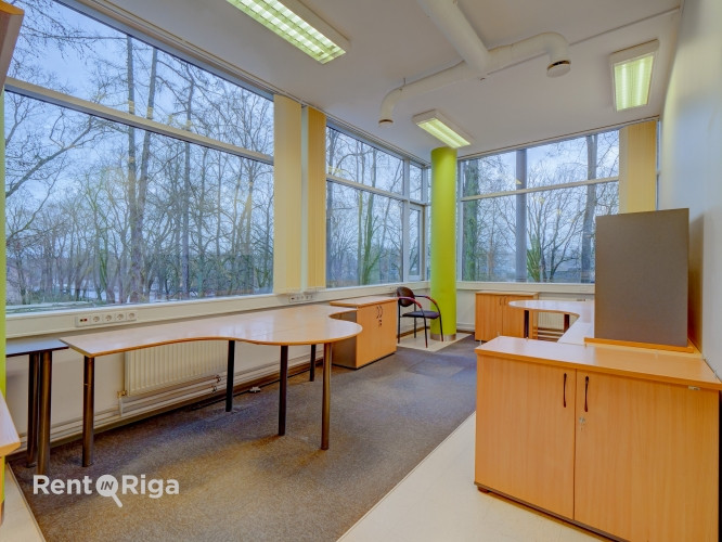 Biroja telpas zaļā un labiekārtotā, slēgtā teritorijā.  - Nomas maksā iekļautas 4 Rīga - foto 11