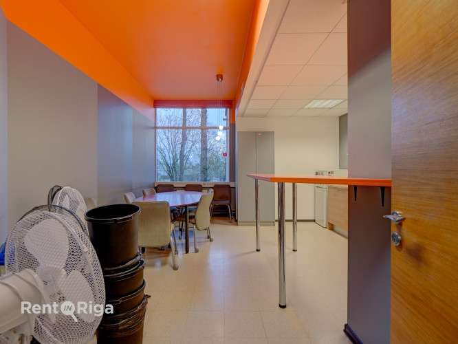 Biroja telpas zaļā un labiekārtotā, slēgtā teritorijā.  - Nomas maksā iekļautas 4 Rīga - foto 17