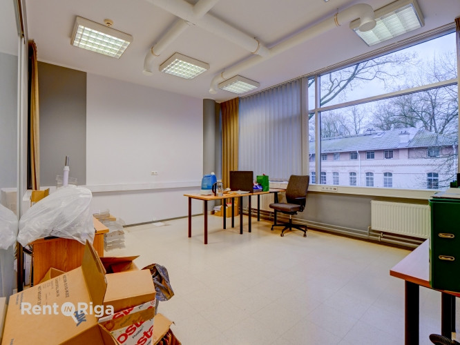 Biroja telpas zaļā un labiekārtotā, slēgtā teritorijā.  - Nomas maksā iekļautas 4 Rīga - foto 18