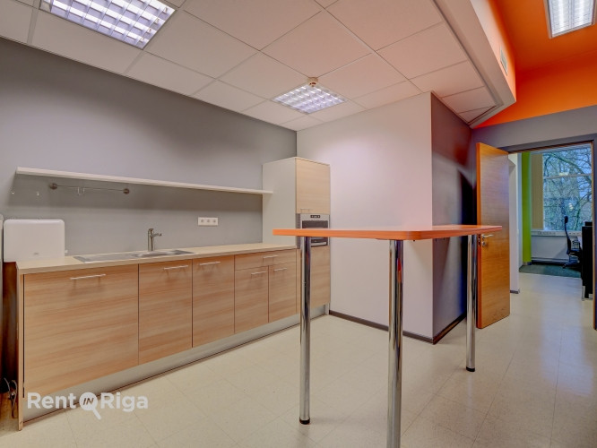 Biroja telpas zaļā un labiekārtotā, slēgtā teritorijā.  - Nomas maksā iekļautas 4 Rīga - foto 16