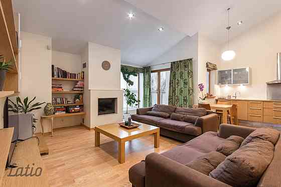 Pārdošanā plašs un funkcionāls 5 istabu dzīvoklis klusā pilsētas centra iekšpagalmā. Lieliska lokāci Rīga