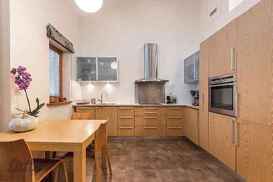 Pārdošanā plašs un funkcionāls 5 istabu dzīvoklis klusā pilsētas centra iekšpagalmā. Lieliska lokāci Rīga